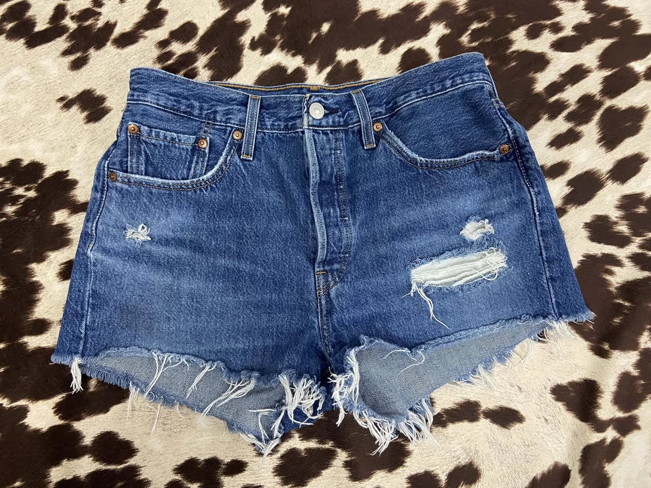 #010525 Levi's Women"s Medium Blue Distressed Cut Off Jean Shorts Size 29