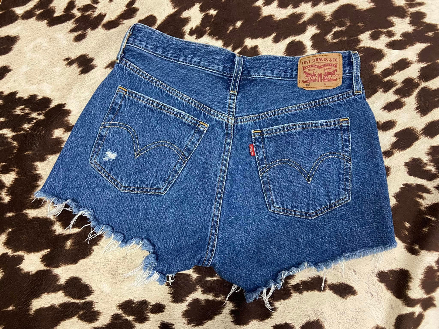 #010525 Levi's Women"s Medium Blue Distressed Cut Off Jean Shorts Size 29