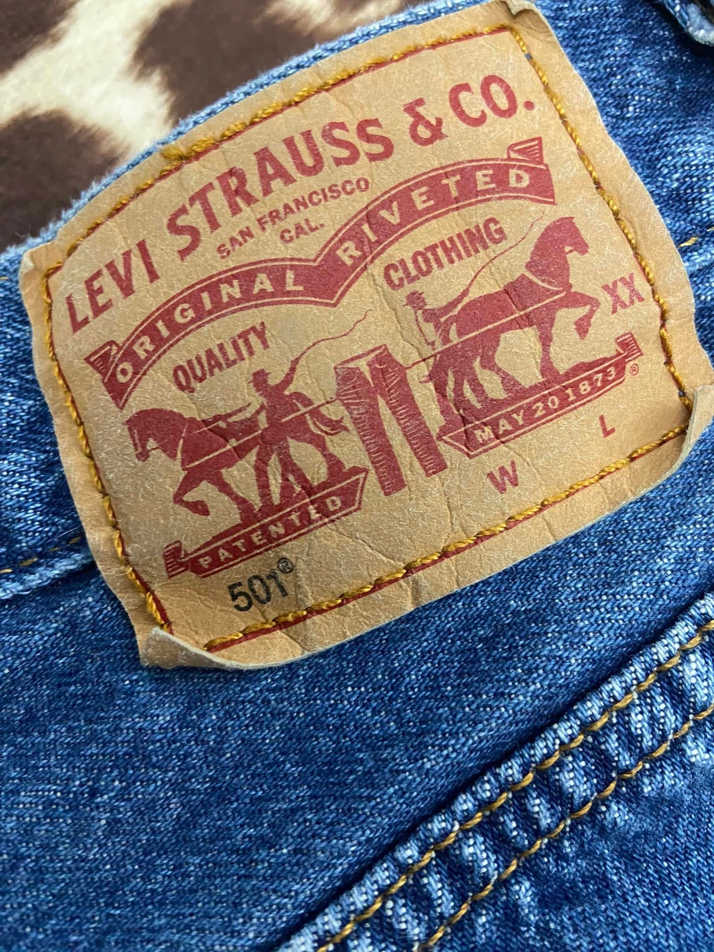 #010525 Levi's Women"s Medium Blue Distressed Cut Off Jean Shorts Size 29