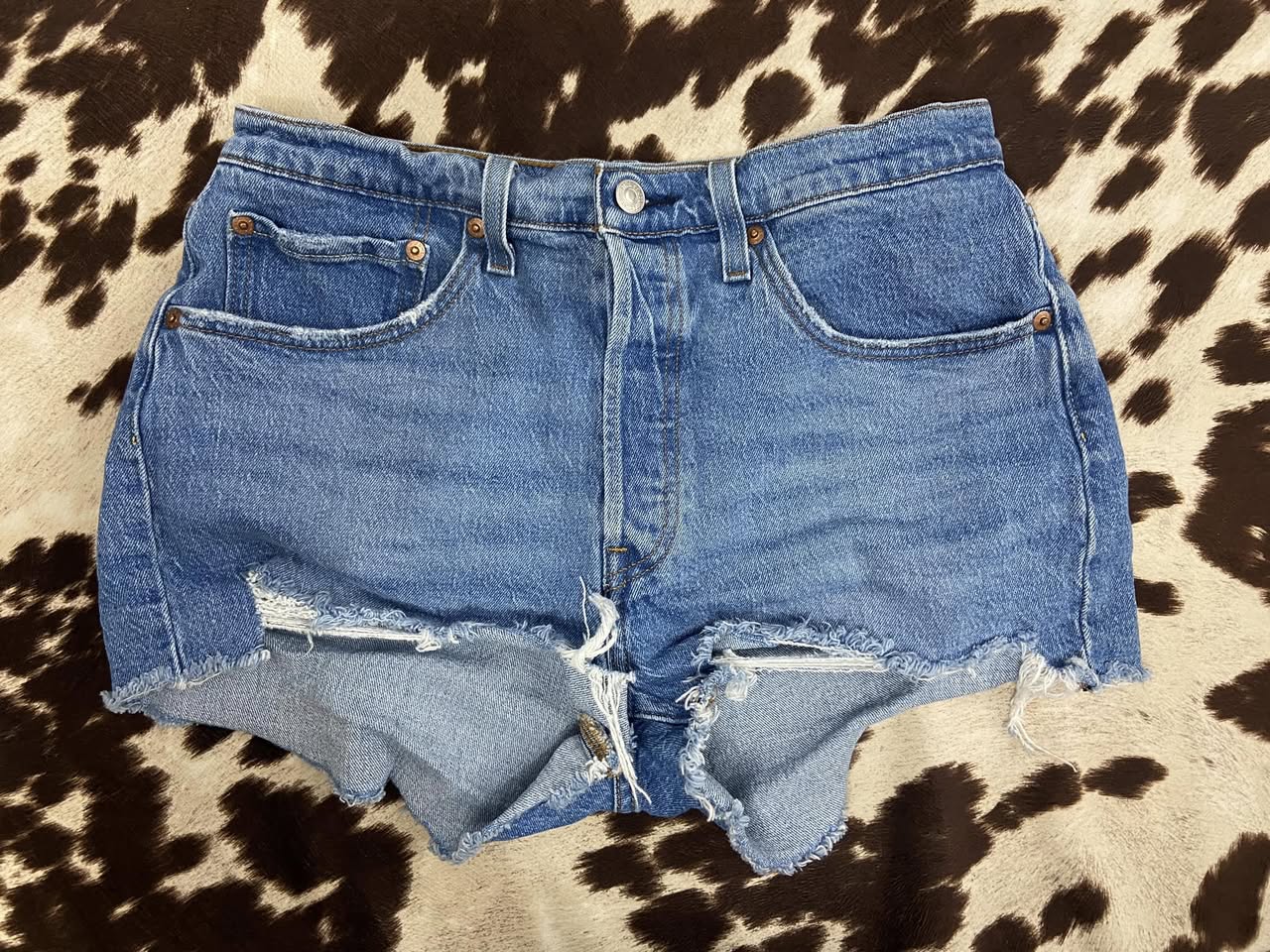 #010525 Levi's Women's Medium Blue Distressed Cut Off Jean Shorts Size 30