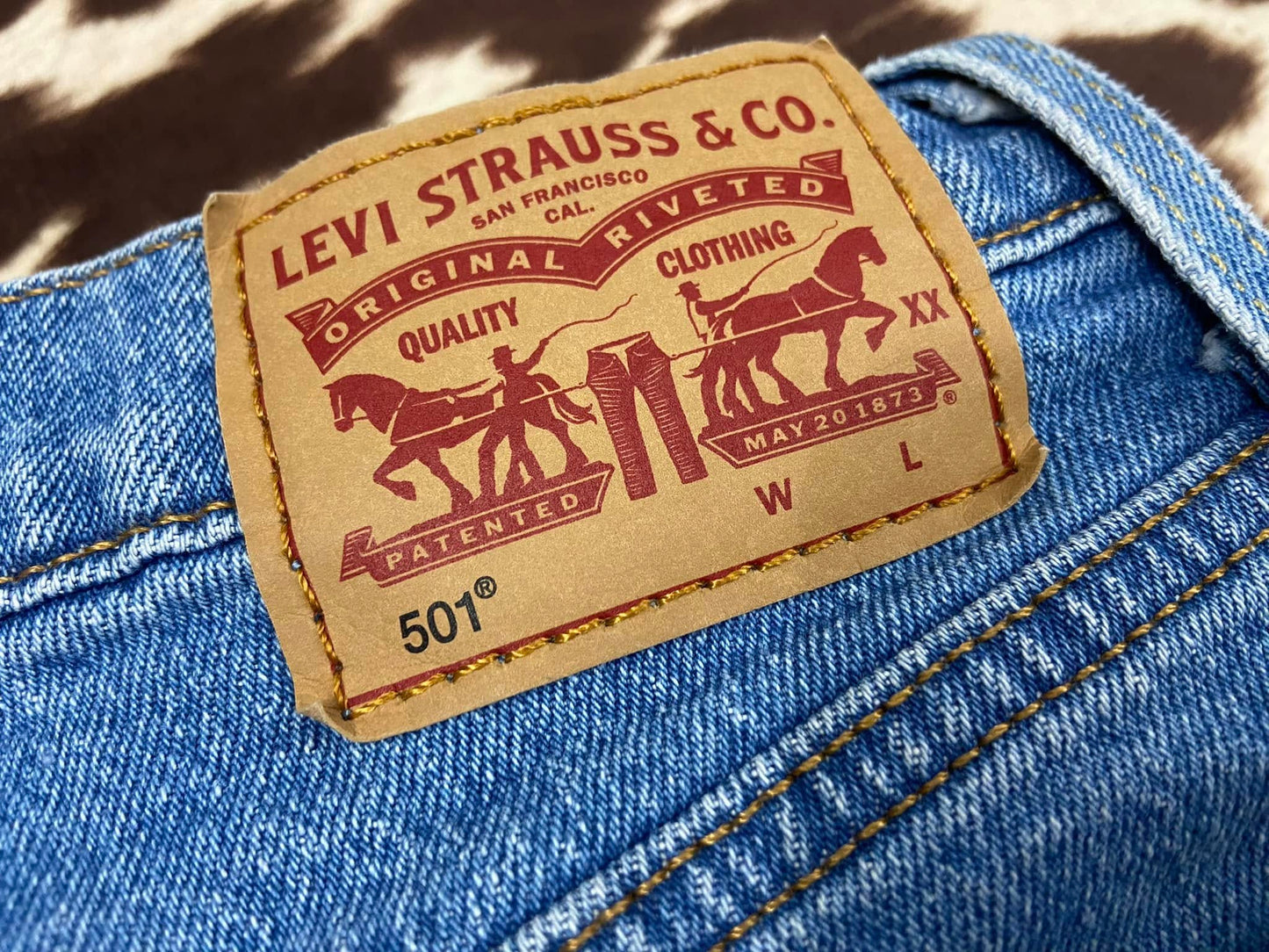 #010525 Levi's Women's Medium Blue Distressed Cut Off Jean Shorts Size 30